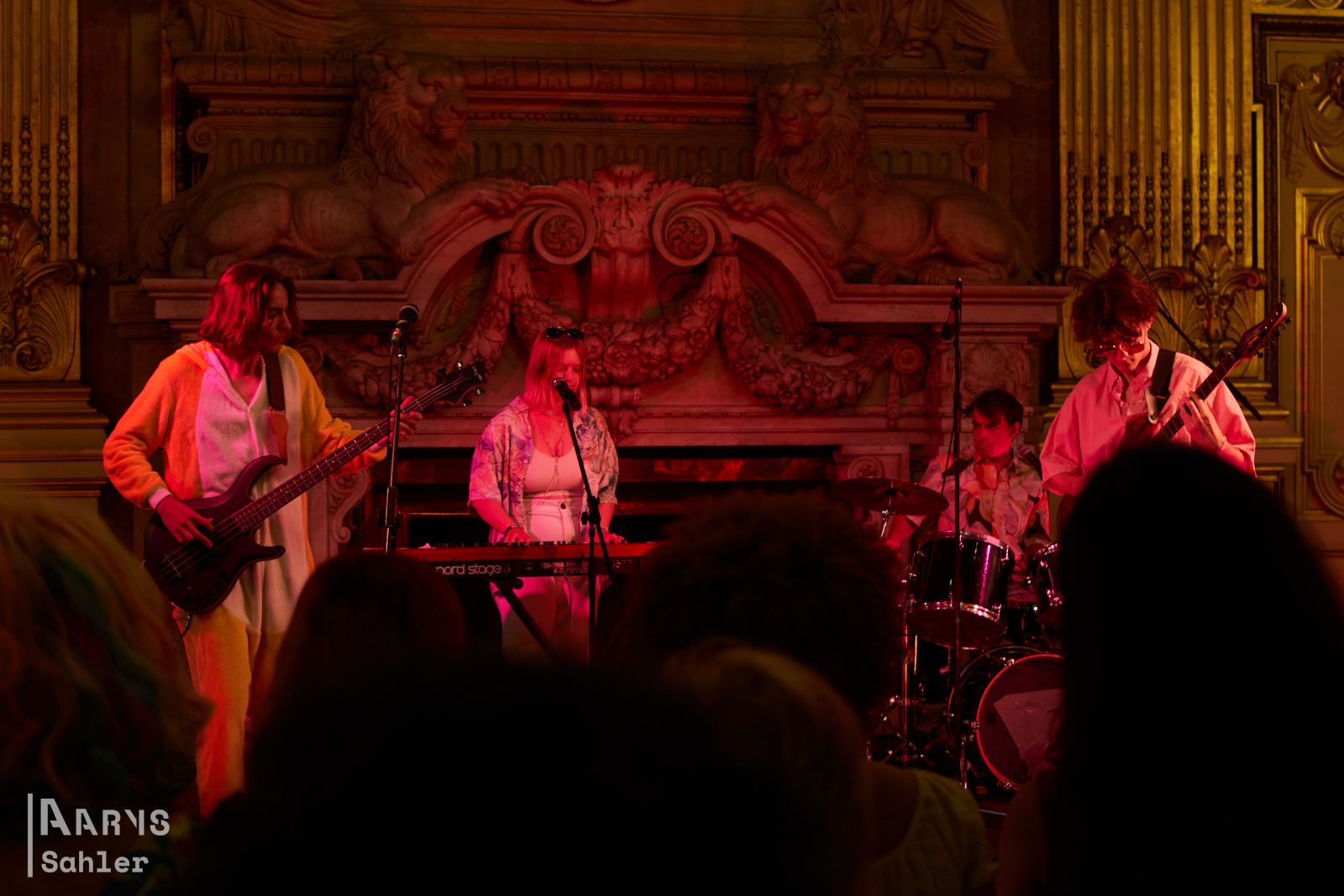 Le groupe de musique Centuries au Bal des Fiertés de Lyon 2023, pris depuis l'arrière du public, avec une partie du public de dos dans le champ.