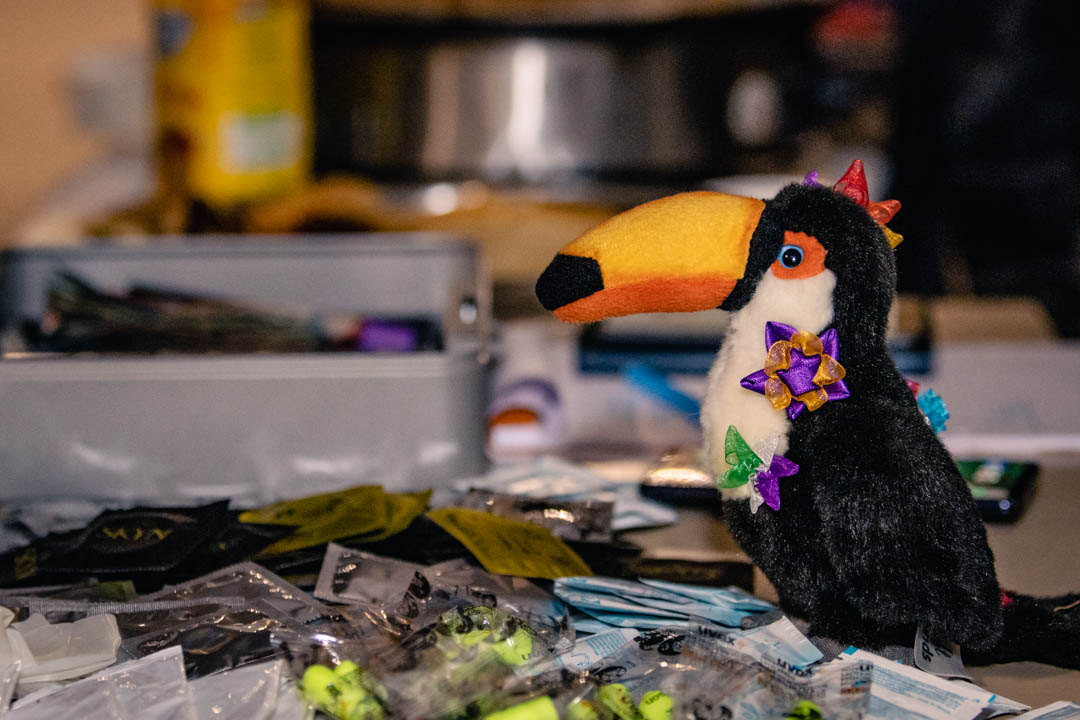 Notre mascotte, Barthologay le Toucanesque, un toucan en peluce, entouré de préservatifs.